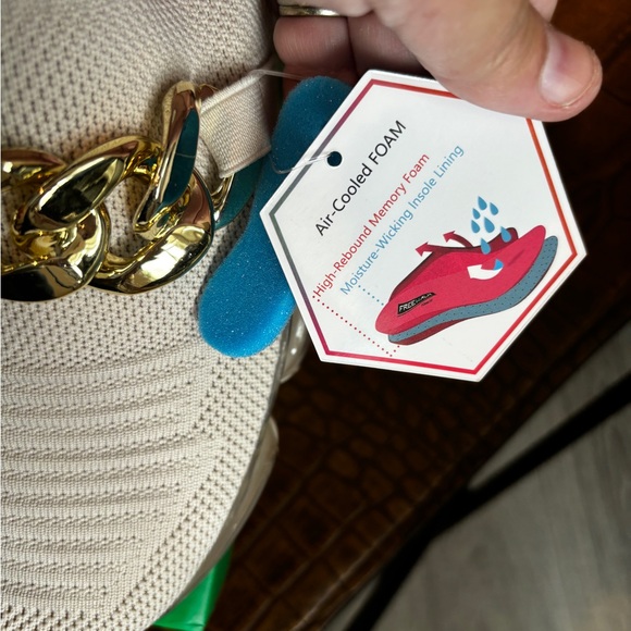 Lucky Step Beige Gold Chain Shoes NWT -- Size 8 - Picture 7 of 8